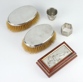 A silver mounted trinket box, napkin ring, tot and 2 silver backed brushes, weighable silver 44 grams 