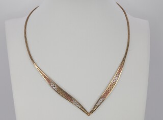 A 3 colour yellow metal 9k necklace, 9.4 grams, 39cm 
