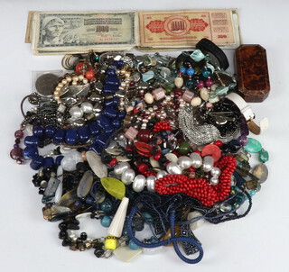 A quantity of vintage costume jewellery and minor foreign bank notes