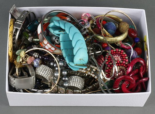 A quantity of vintage and other costume jewellery 