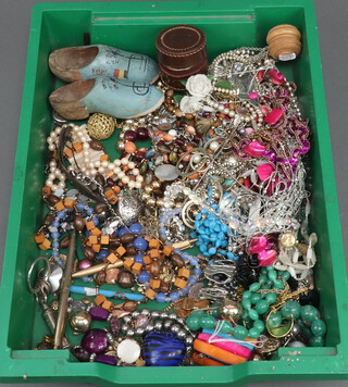 A quantity of vintage costume jewellery etc