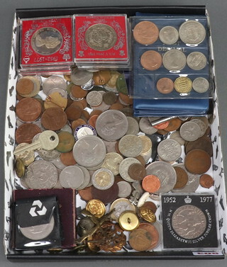 A collection of minor commemorative crowns and coins 