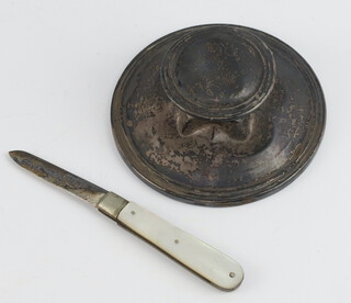 A Victorian silver bladed folding fruit knife with mother of pearl grip, Sheffield 1898 together with a silver capstan inkwell 6cm (heavily dented)  