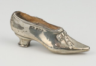 An Edwardian novelty silver pin cushion in the form of a shoe, Birmingham 1905, 6.5cm 