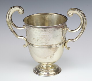 A Victorian silver 2 handled presentation trophy with engraved inscription London 1900, 28cm, 1244 grams 