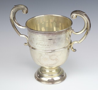 An Edwardian silver 2 handled trophy with presentation inscription London 1905, 31cm, 1538 grams 