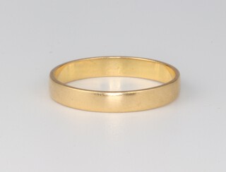 An 18ct yellow gold wedding band 2.1 grams, size O 