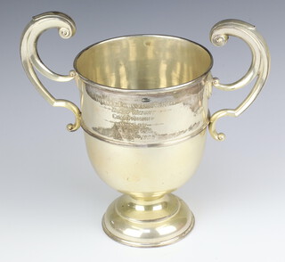 An Edwardian silver 2 handled trophy with presentation inscription Chester 1904, 32cm, 1551 grams 