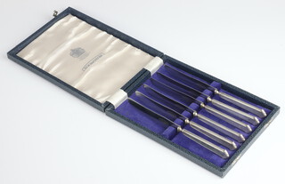 A set of 6 silver handled butter knives, Sheffield 1965, by Elkington, cased 