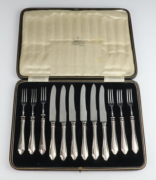 A set of 6 silver handled dessert eaters, Sheffield 1937, cased 