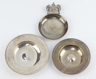 A Georgian style silver taste vin, London 1868, 2 Armada dishes, 143 grams 