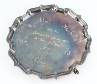 A Georgian style silver card tray with pie crust rim and presentation inscription, on hoof feet, Sheffield 1983, 404 grams, 21cm 