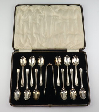 A set of 12 cased silver coffee spoons and nips, Sheffield 1928, 222 grams 