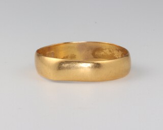 A 22ct yellow gold wedding ring size Q, 2.6 grams 
