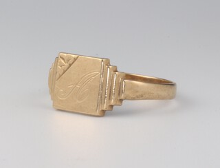 A 9ct yellow gold signet ring 2.7 grams, size N 