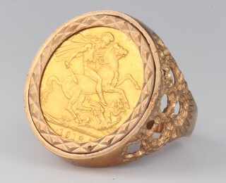 A sovereign ring 1912 with a 6.3 gram 9ct mount, size T 1/2