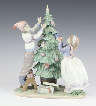 A large Lladro figure group "Trimming The Tree" 30cm, boxed 