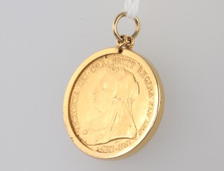 A Victorian half sovereign, 1900, in a 0.8 gram 9ct gold mount