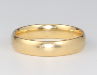 A gentleman's 18ct yellow gold wedding band size X, 8.1 grams 
