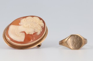 A 9ct yellow gold mounted cameo brooch and a child's ring, gross ring size F, 4.7 grams gross  