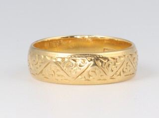 An 18ct yellow gold engraved wedding band 4.4 grams, size L 1/2