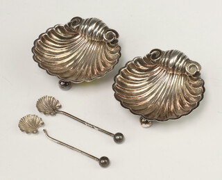 A pair of Edwardian shell table salts and spoons Birmingham 1906, 41 grams 