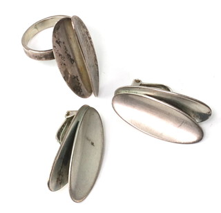 A stylish Sterling silver Danish mid-Century ring and ditto ear clips, 20.2 grams 