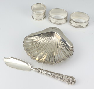 A silver shell butter dish Sheffield 1910, 3 napkin rings and a butter knife, weighable silver 168 grams