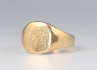 A gentleman's 18ct yellow gold signet ring engraved monogram, 8.2 grams, size U 