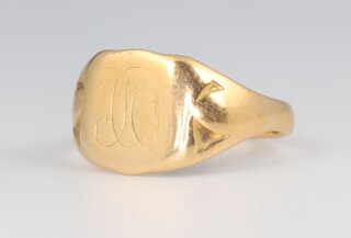 A gentleman's 18ct yellow gold signet ring with engraved monogram 4.4 grams, size N 1/2