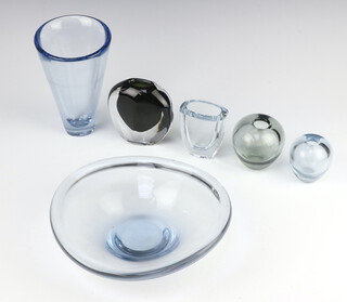 A stylish Studio Glass vase 11cm, 4 others and a dish 