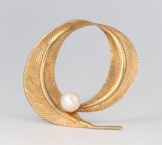 A 9ct yellow gold pearl set leaf brooch 35mm, 3.3 grams 