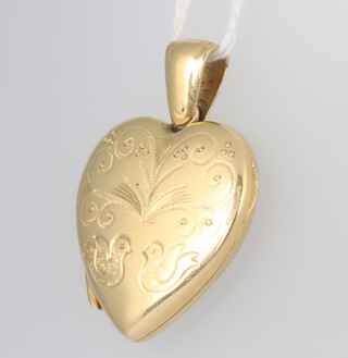 An 18ct yellow gold heart shaped locket with engraved decoration, gross weight 10.3 grams, 30mm 