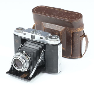 A Zeiss Ikonta M 524/16 camera with leather carrying case 