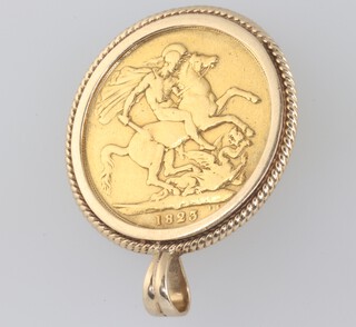 A two pound coin 1823 contained in a 9ct yellow gold 4.9 gram mount 