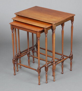 A nest of 3 Edwardian inlaid and crossbanded mahogany coffee tables on turned supports 68cm h x 56cm w x 36cm d 