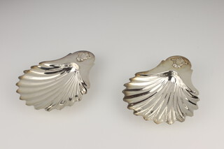 A pair of George IV silver shell shaped butter dishes with vacant cartouches, London 1827, 255 grams 