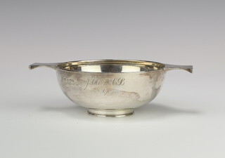 An Art Deco silver quaich with engraved inscription, Sheffield 1933, 151 grams, 17cm