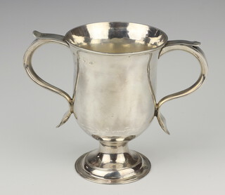 A George III 2 handled baluster cup with S scroll handles, London 1783, maker GS, 346 grams, 15cm 