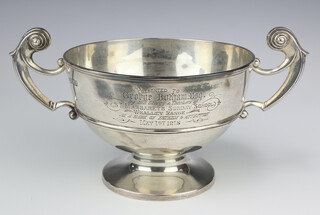 A silver 2 handled trophy cup with presentation inscription Chester 1907, 26cm, 466 grams 