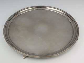 A circular silver salver of plain form Sheffield 1931, 35cm, Maker Harrison Brothers & Howson.1056 grams 