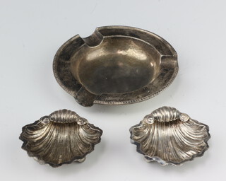 A silver ashtray Sheffield 1959, 2 silver shell salts, 74 grams 