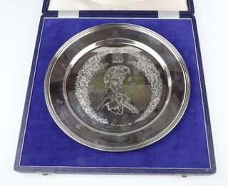 A 1977 silver commemorative engraved salver no.369, London 1977, 334 grams, 23cm, cased 