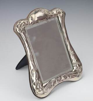 An Art Nouveau style repousse silver easel dressing table mirror, London 1989, 30cm 