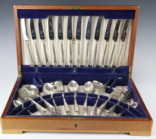 A canteen of silver cutlery for 6 with Art Deco style handles, comprising 6 tea spoons, 6 coffee spoons, 6 dessert spoons, 6 soup spoons, 2 table spoons, 6 dessert forks, 6 fish forks, 6 fish knives, 6 dinner forks and 6 silver handled dinner knives and 6 silver handled dessert knives, weighable silver 1788 grams, Sheffield 1958, cased