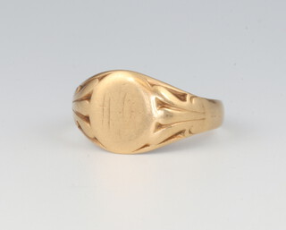 An 18ct yellow gold signet ring size R, 4 grams 