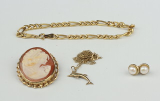 A 9ct yellow gold mount cameo brooch, ditto bracelet 16cm, pendant and chain and 2 studs, gross weight 2.3 grams 