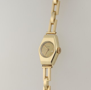 A lady's yellow metal 14k Doxa wristwatch on a ditto bracelet, 9.9 grams including glass 