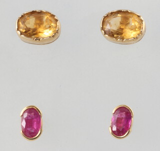 Two pairs of 9ct yellow gold ear studs 3.2 grams 