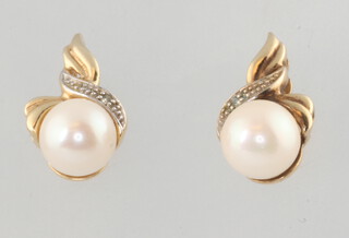 A pair of 9ct yellow gold cultured pearl ear studs 3 grams